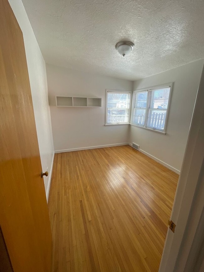 Building Photo - 2 Bedroom Home