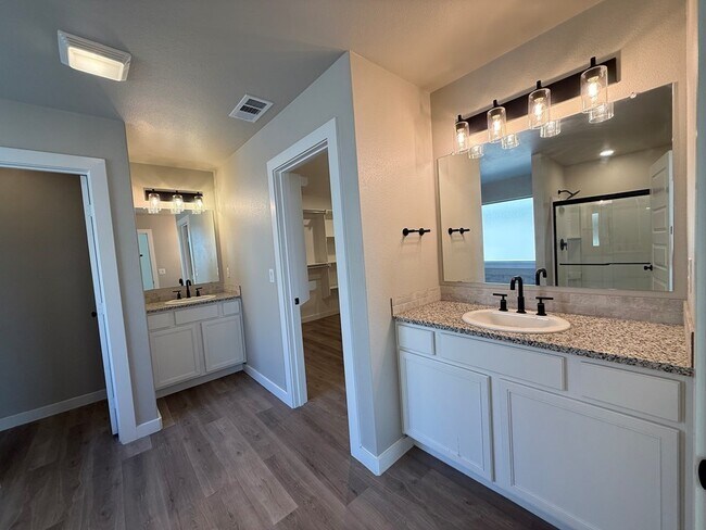 Building Photo - 6101 Poppy Dr