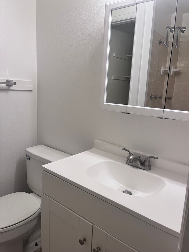 Building Photo - 127 W 45th St