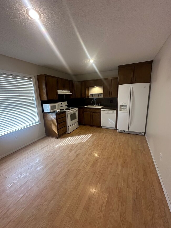 Building Photo - Spacious 2 Bed Condo! Fully Fence Backyard...