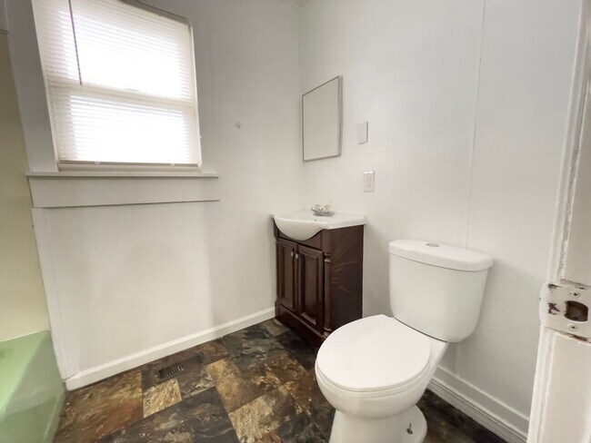 Building Photo - 722 S Hackley St