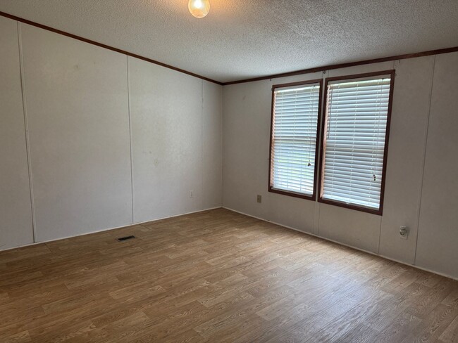 Building Photo - 717 Jonestown Rd