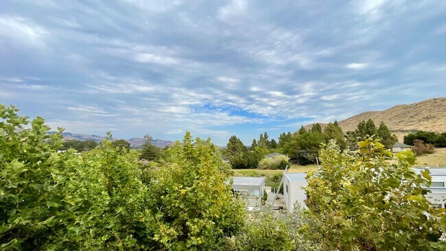 Building Photo - Stoneridge Garden Home with Air Conditioning *Available August 2026