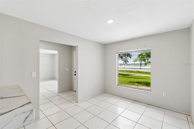Building Photo - 400 E Silver Star Rd