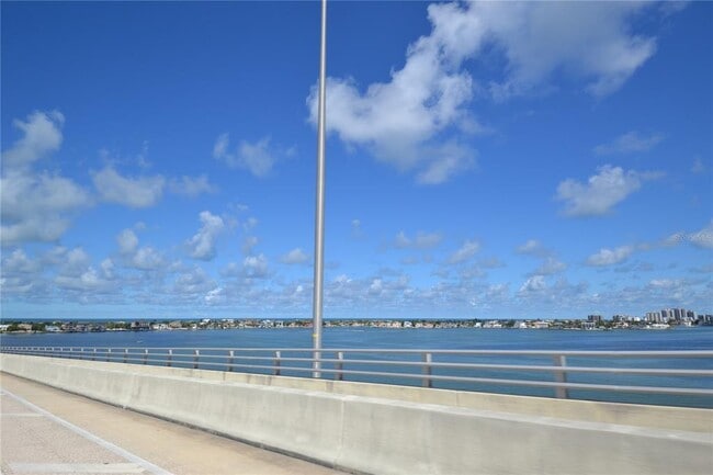 Building Photo - 2944 W Bay Dr
