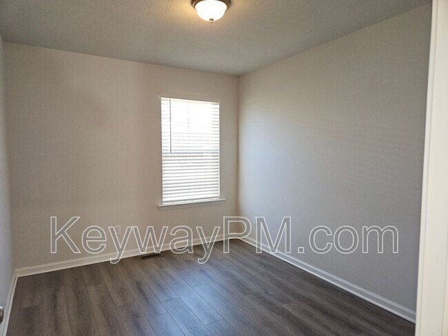 Building Photo - 1301 Newbern Dr