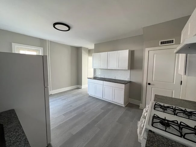 Building Photo - This beautifully remodeled single-family r...