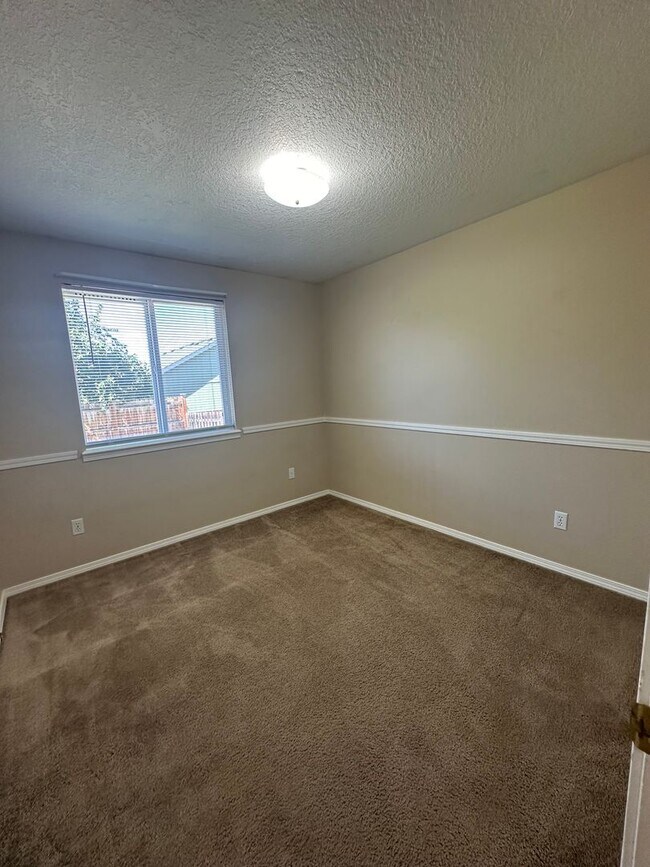 Building Photo - 3025 SW Reindeer Ave