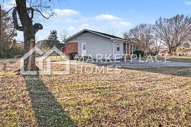 Building Photo - 201 Larkwood Dr SW