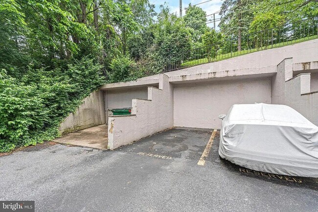 Building Photo - Great 2 Bed / 1 Bath Apartment near Embass...