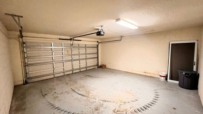 Building Photo - Available May 13th! Gorgeous 2/2 Town Home...