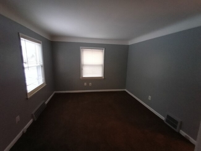 Building Photo - 2 Bedroom 1 Bathroom Eastpointe Ranch Home...