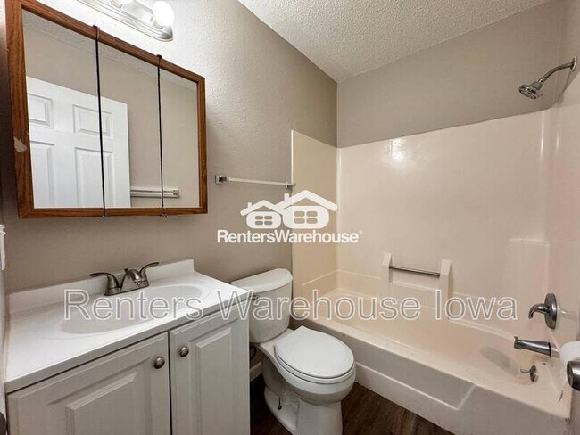 Building Photo - 910 SE 10th St