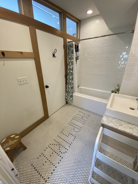 Bath - 2010 S Philip St