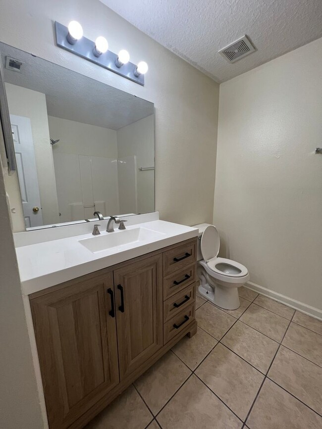 Building Photo - All tiled 3/2 2nd floor condo for rent in ...