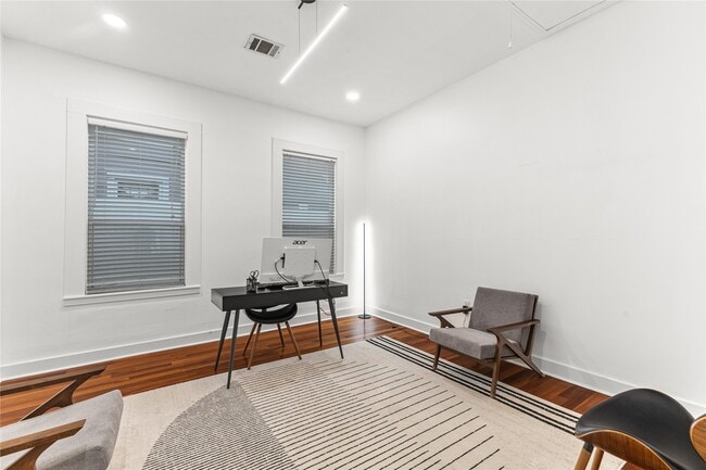 Building Photo - 315 W 9th St