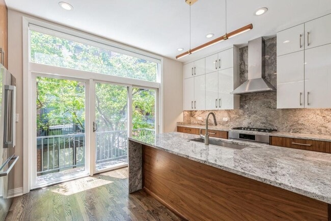 Building Photo - 3 bedroom in Chicago IL 60661