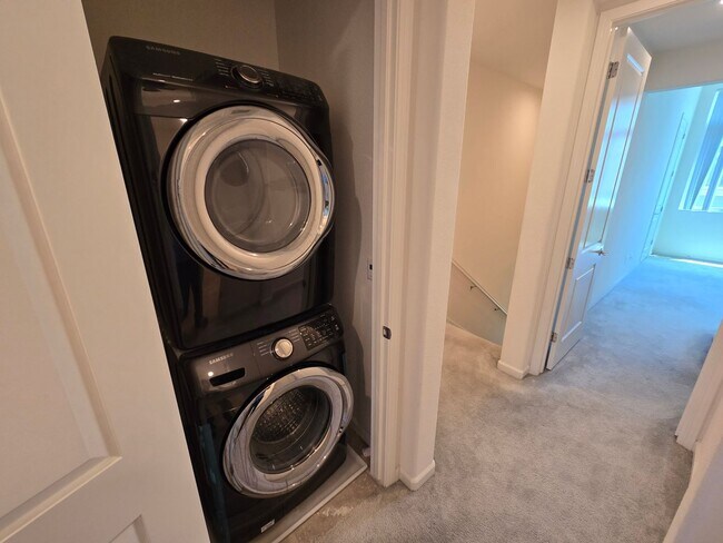 Building Photo - Beautiful 2 Bedroom 2 Bath Townhome in Dublin