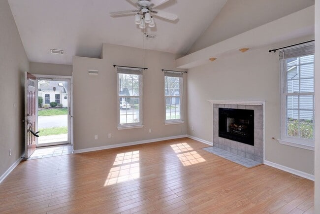 Building Photo - Spacious Duplex in Coventry