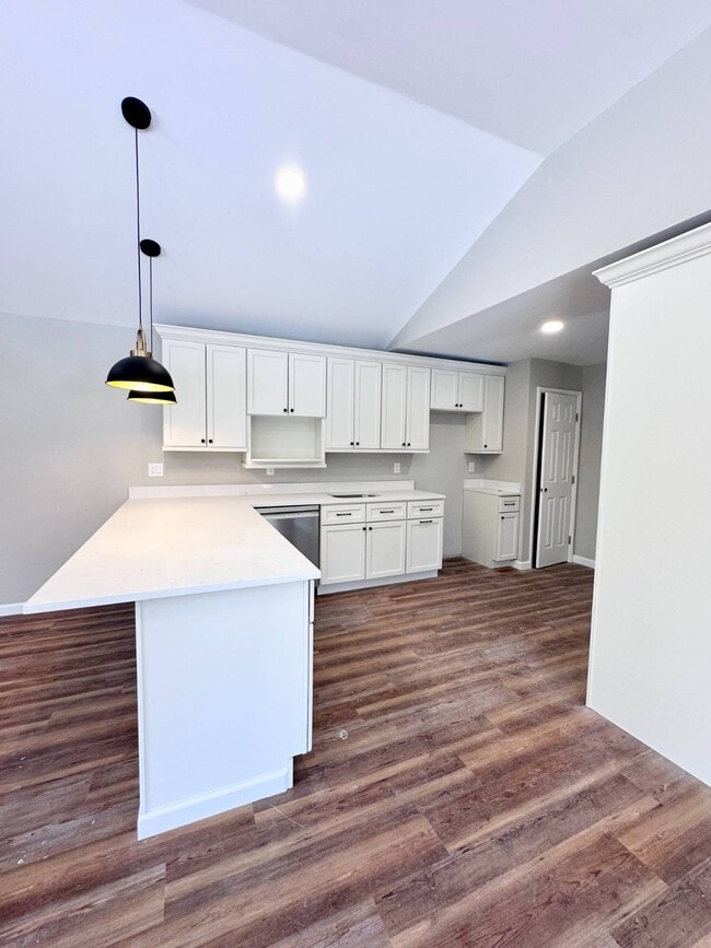 Building Photo - 521 Middleline Rd