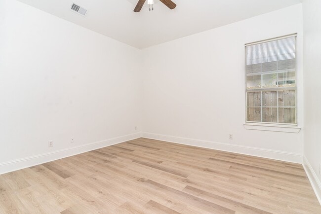 Building Photo - 2422 Vagas St