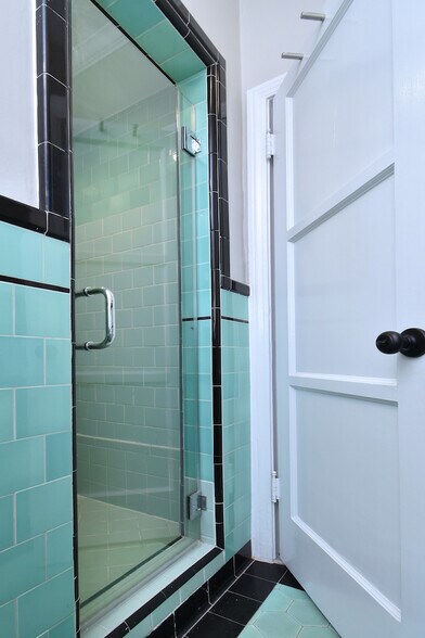 Building Photo - 724 S Genesee Ave