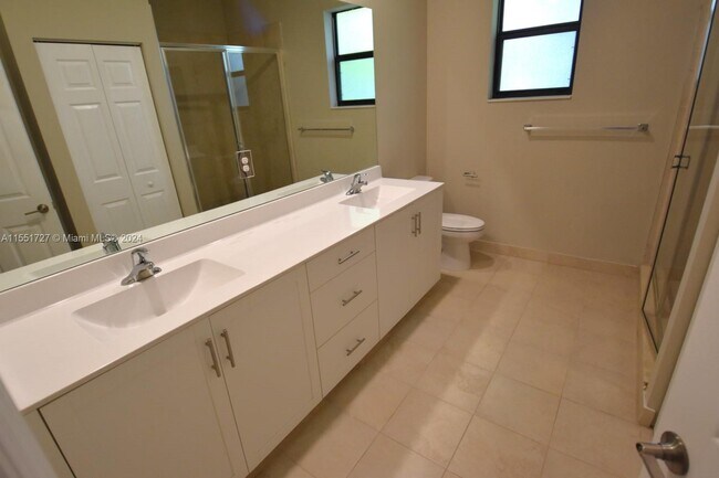 Building Photo - 1643 SW 28th St