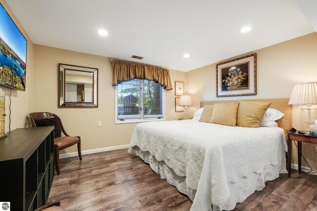Building Photo - 5521 Silver Sunrise Trail