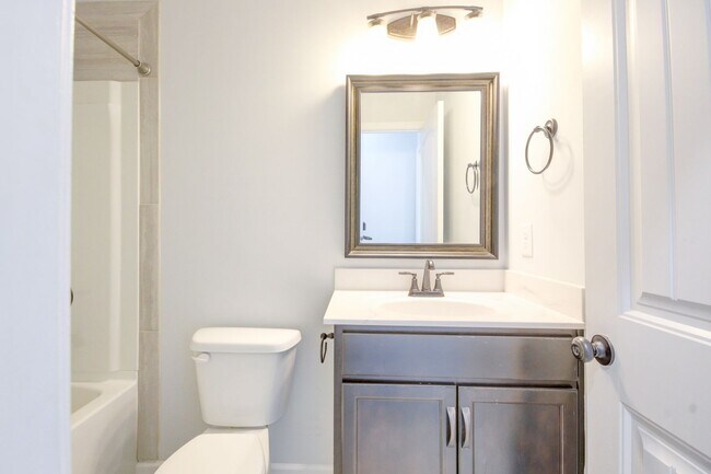 Building Photo - mega Huge wow. 4 bed 3 bath.