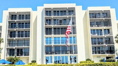 Building Photo - Seasonal/short term 2/2 condo rental with full water view on Longboat Key.