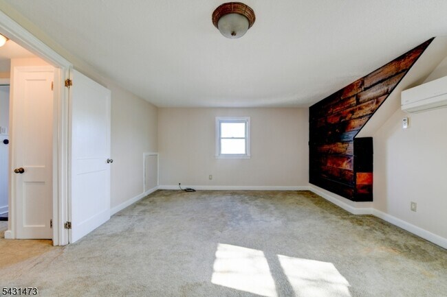 Building Photo - 72 Colonial Dr