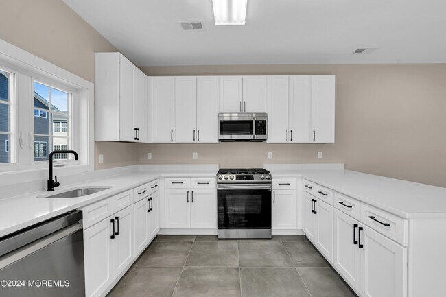 Building Photo - 333 1st St