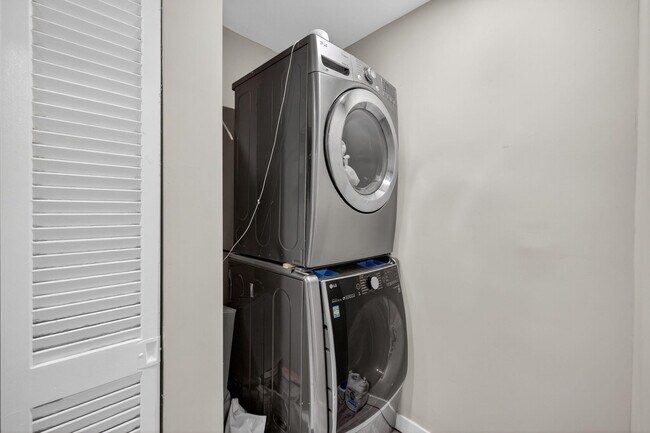 Building Photo - 1570 NE 30th Pl