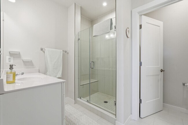 Building Photo - Experience upscale living in one of Ashburn’s most desirable communities.