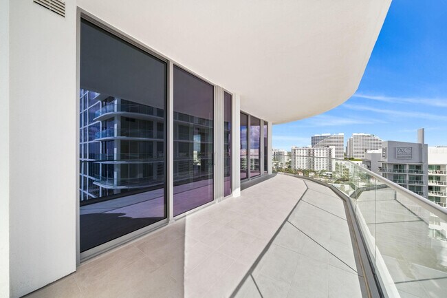 Building Photo - 153 N Seabreeze Blvd