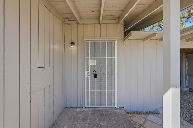 Building Photo - Pending/ Rented - Beautifully Remodeled Home in a Central Tucson Location!