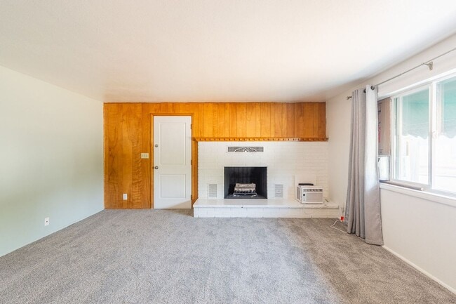 Building Photo - 2 Bedroom 1 Bathroom Unit Available Near BSU