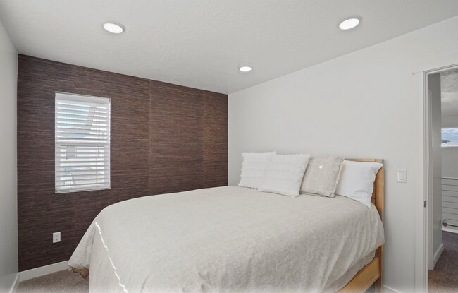 Building Photo - Cute 4-Bedroom Home in Vineyard!