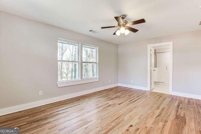 Building Photo - 870 Gaston St SW