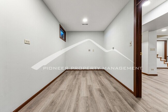 Building Photo - Spacious Home with Central AC and Fenced Yard