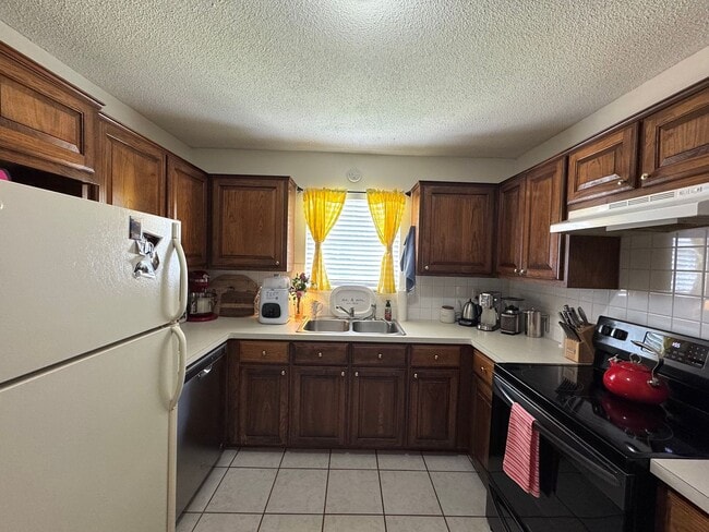 Building Photo - 208 Summerset Ct