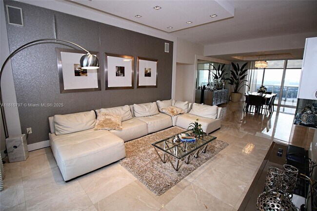 Building Photo - 15901 Collins Ave