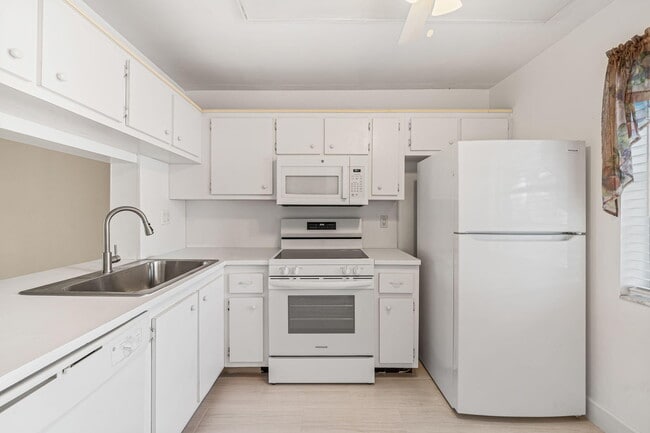 Building Photo - 920 Dogwood Dr