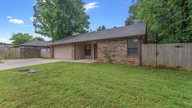 Building Photo - "Dog-friendly and Cozy Home Close To UofArk"