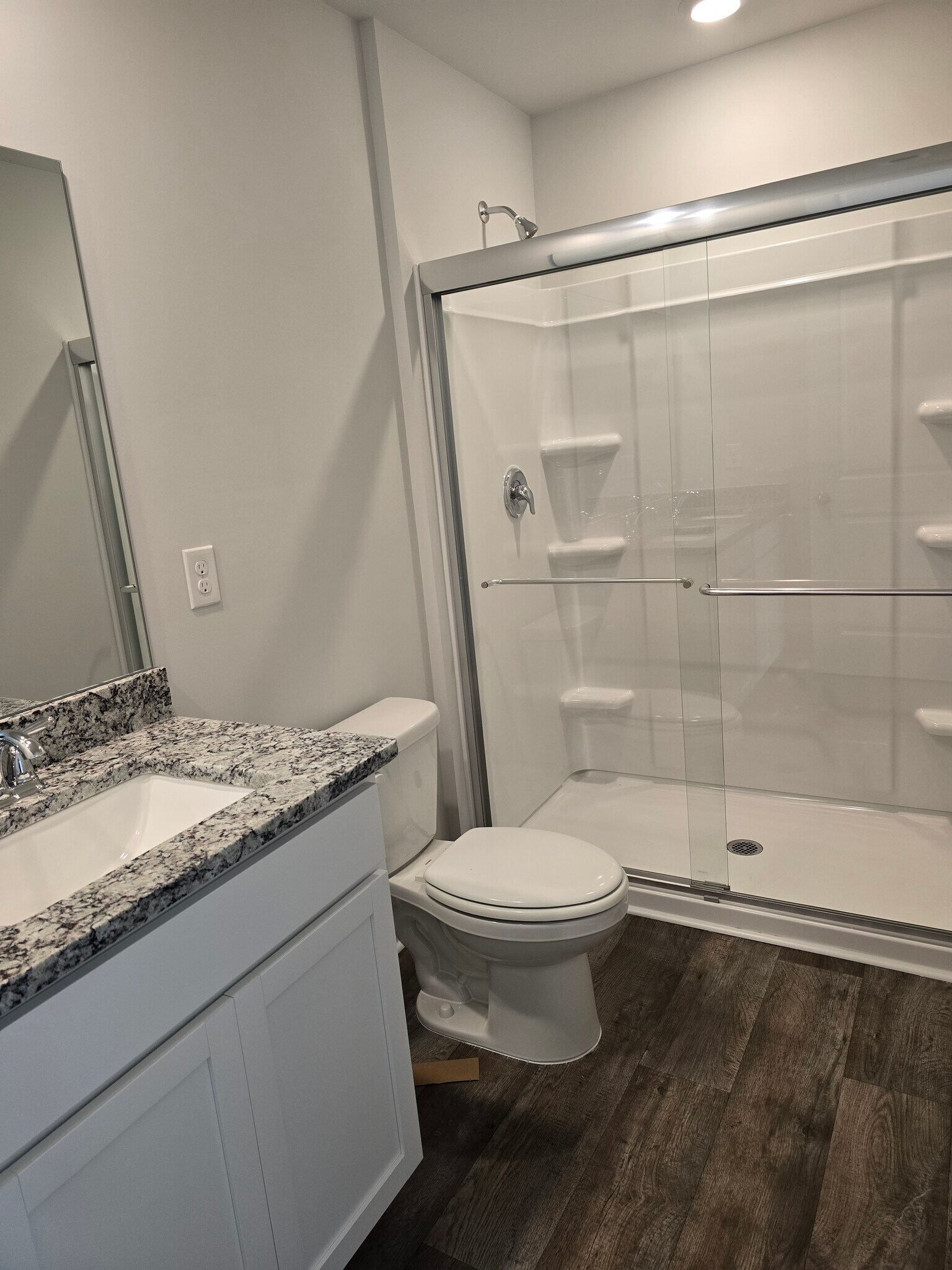 Ensuite Bathroom - 4174 High Glen Dr