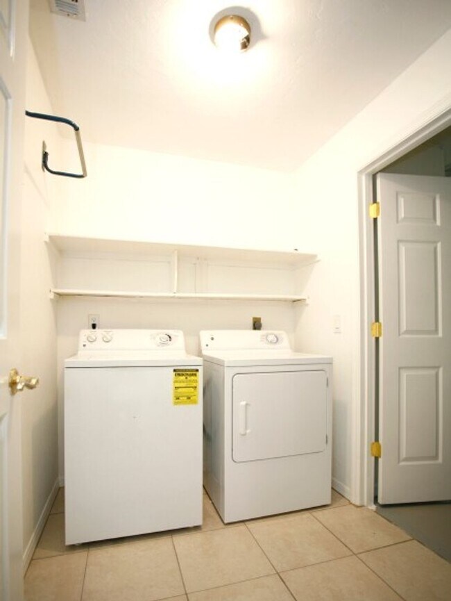 Building Photo - Charming 3-bedroom, 2-bathroom home located in the desirable Heatherwood community.