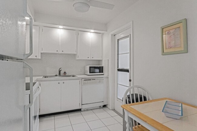 Building Photo - 225 S Beach Rd