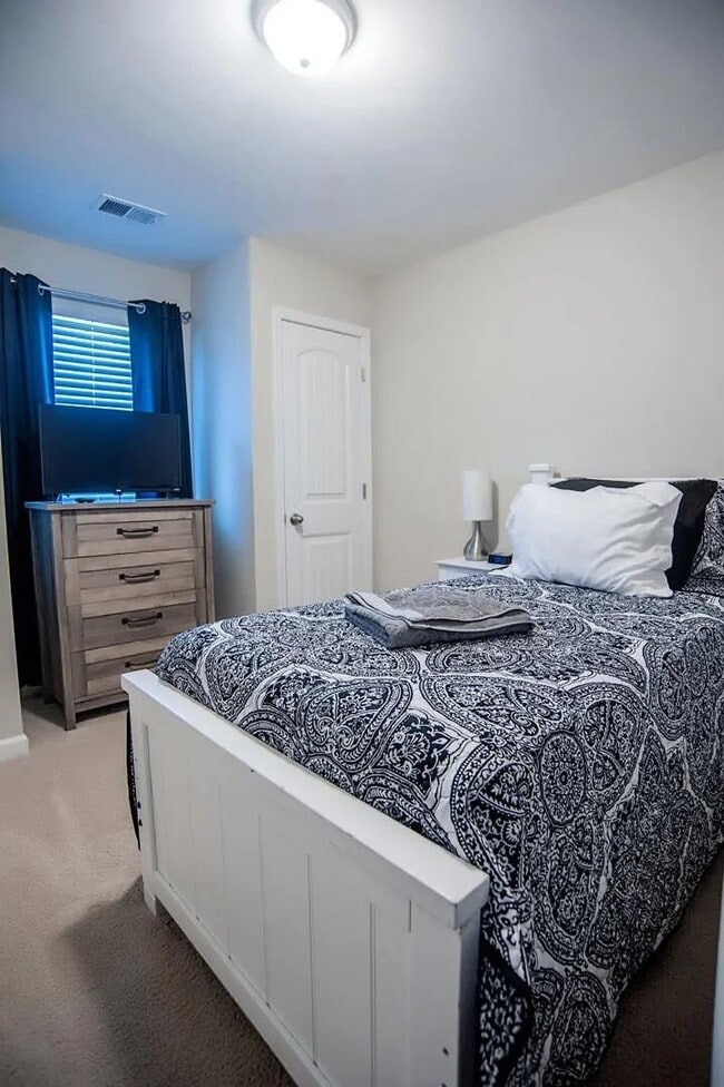 Building Photo - Lakeview Commons Townhouse for Rent