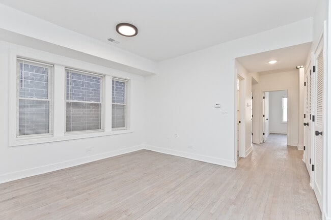 Building Photo - 2470 N Lincoln Ave