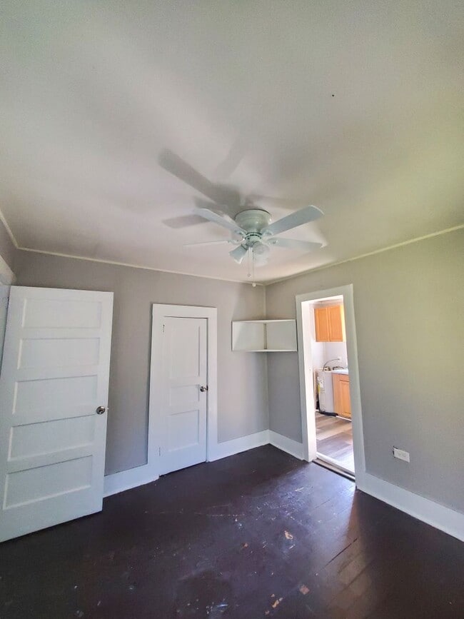Building Photo - Cozy Home